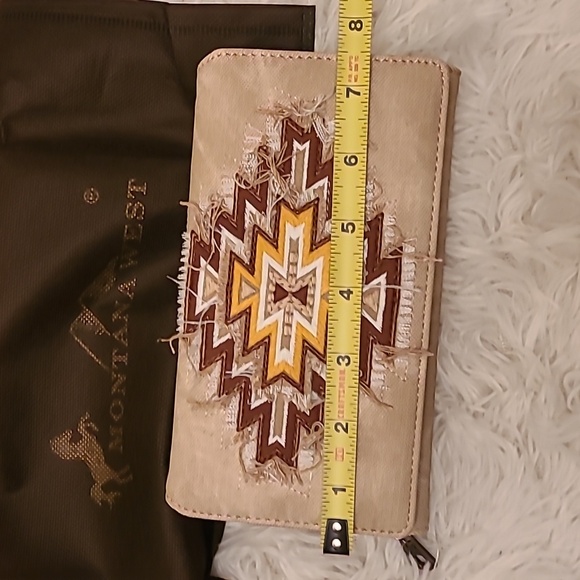 NWT Western Aztec embroidered Montana West Wrangler wallet with dust jacket. - Picture 7 of 7